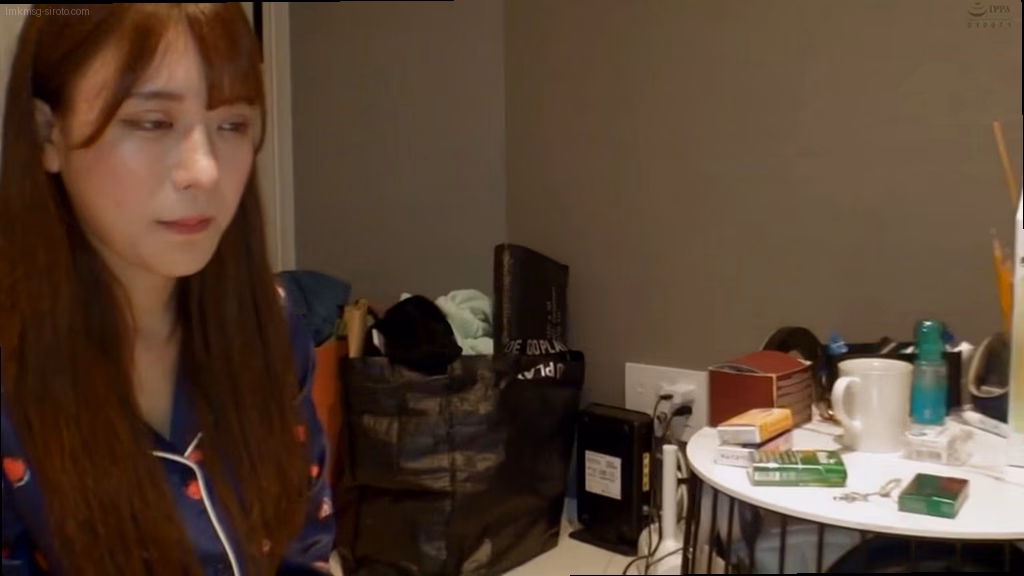 シーン1：美術大学の個展会場 0