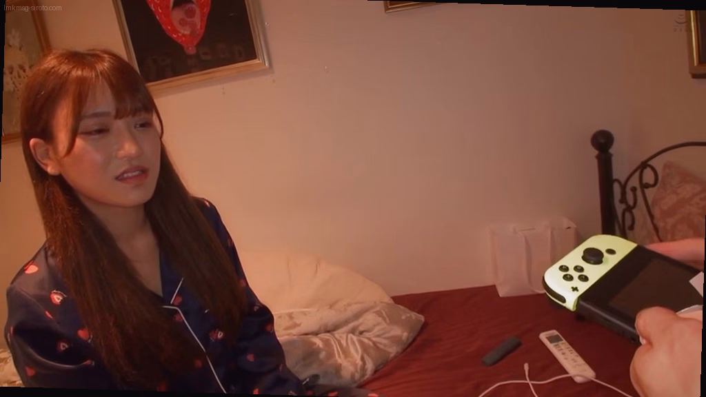 シーン1：美術大学の個展会場 2