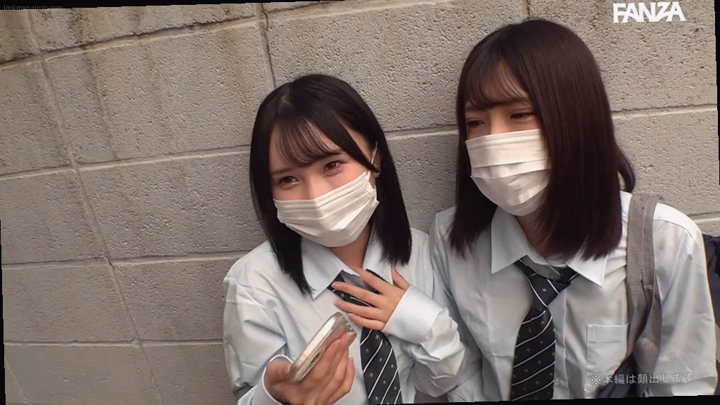 シーン2：ソファでの自撮りシーン 3