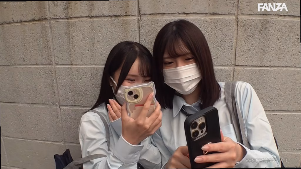 シーン2:ソファでの自撮りシーン 4